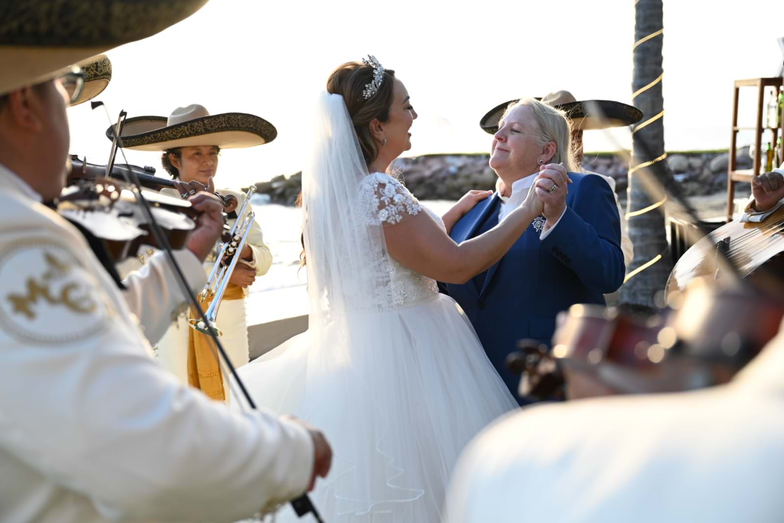 brides-dancing-surrounded-by-mariachis